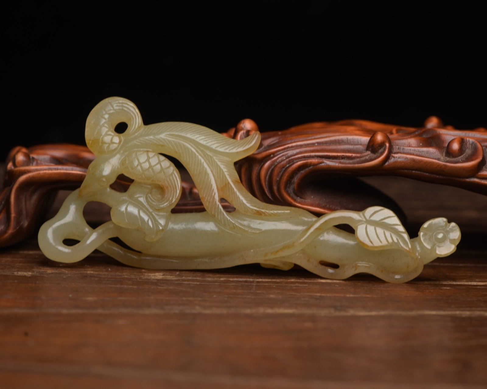 An Exquisite White Jade Phoenix Ornament: An Exquisite White Jade Phoenix Ornament,Qing Dynasty,China,Size:4.3inx1.7inx0.5in,Weight:37g 白玉凤摆件,中国清代