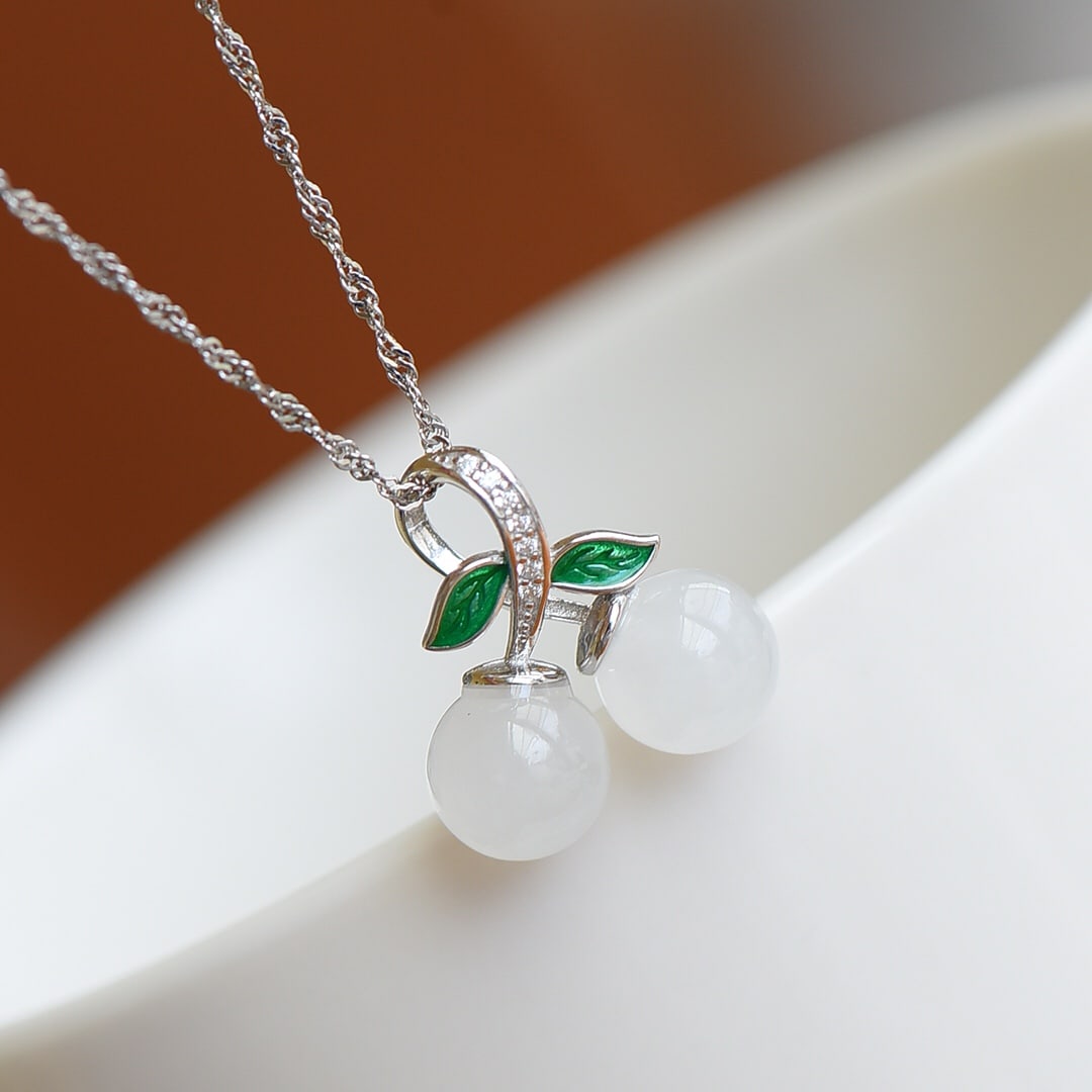 An Exquisite Sterling Silver Inlaid White Jade Necklace,Inlaid Diamond: An Exquisite Sterling Silver Inlaid White Jade Necklace,Inlaid Diamond,Size:0.3inx0.3in 纯银镶白玉项链,嵌钻石