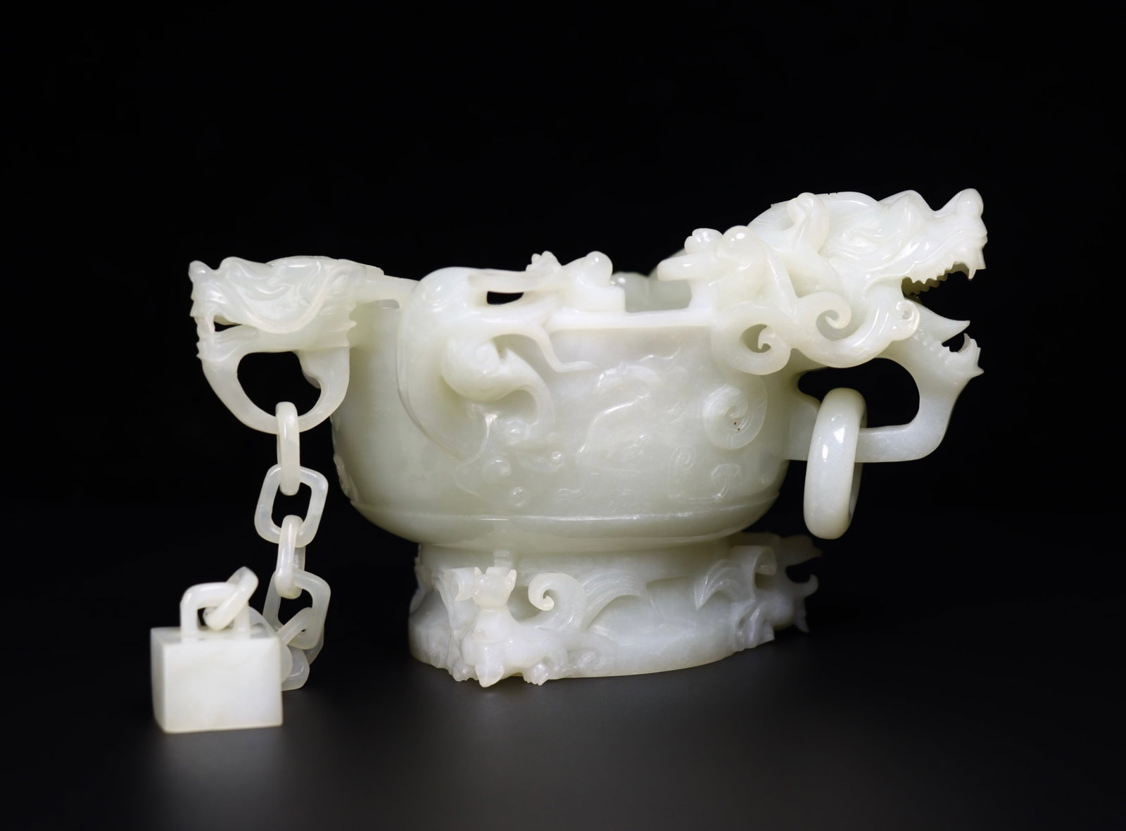 An Exquisite White Jade Dragon Pattern Censer: An Exquisite White Jade Dragon Pattern Censer,Qing Dynasty, China,Size:6.9inx5.2inx3.5in,Weight:945g 白玉龙纹香炉,中国清代