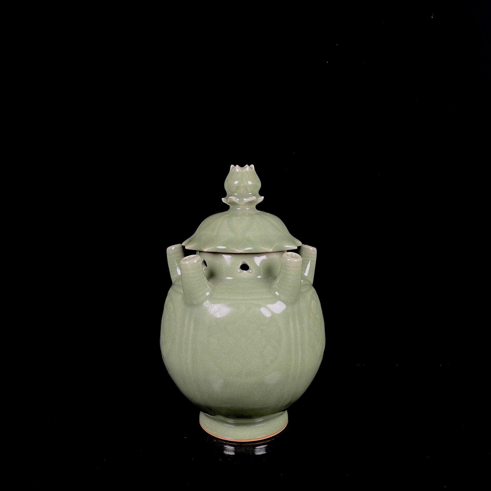 An Exquisite Longquan yao Celadon Glazed Flower Pattern Bottle: An Exquisite Longquan yao Celadon Glazed Flower Pattern Bottle,Song Dynasty,China,Size:8.7inx5.5in 龙泉窑青釉花卉纹盖瓶,中国