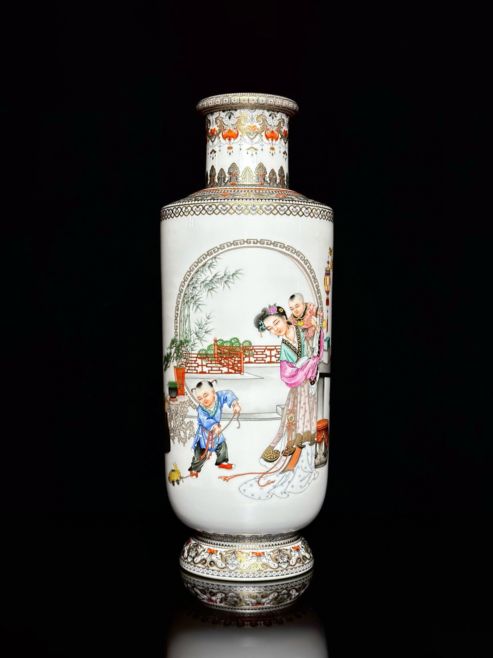 An Exquisite Ink Color Figure Pattern Vase (1 of 8)