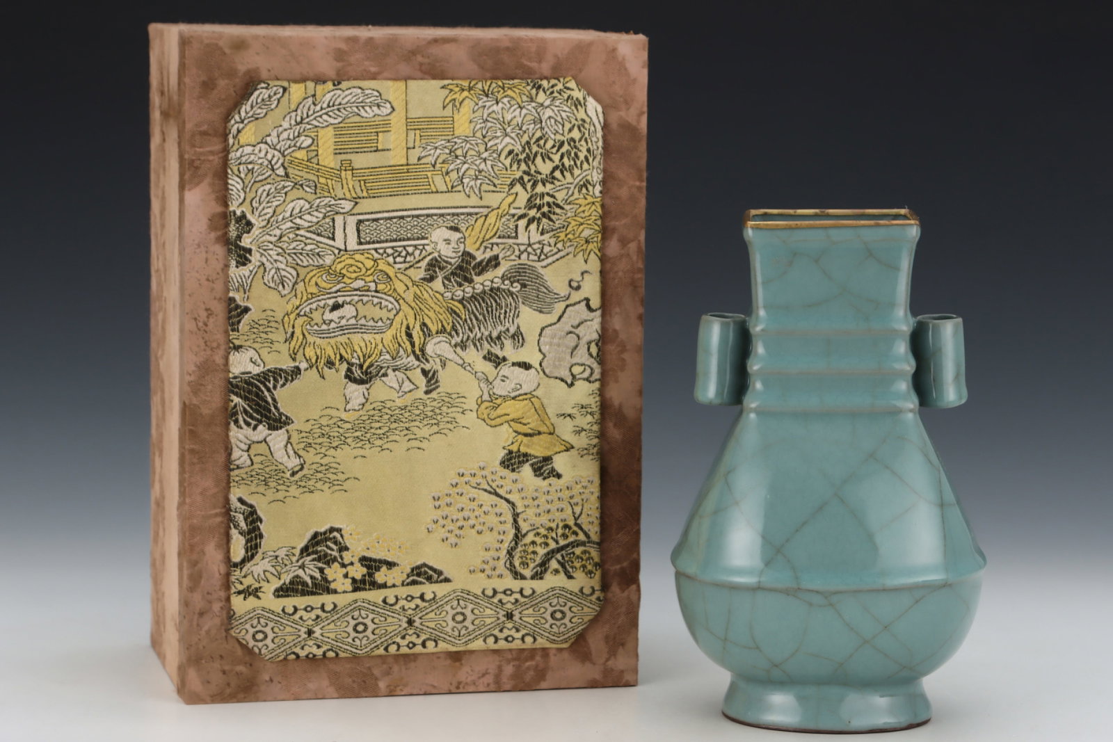 An Exquisite Guan yao Celadon Glazed Cover with Gold Double-Ears Vase: An Exquisite Guan yao Celadon Glazed Cover with Gold Double-Ears Vase,Song Dynasty,China,Royal Court Mark,Size:8.9inx5.4in 官窑粉青釉金口双耳ī