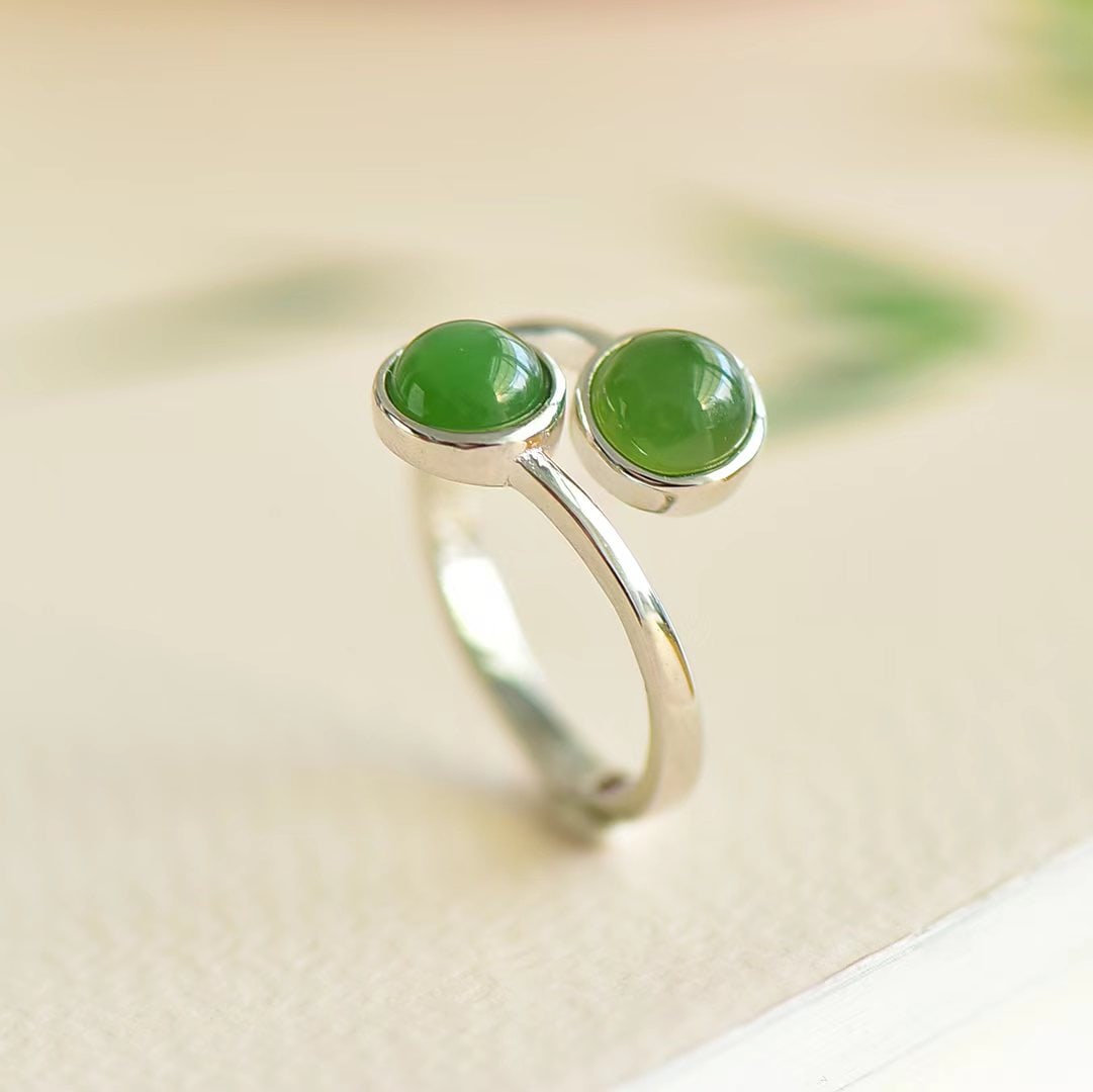 An Exquisite Sterling Silver Inlaid Jasper Ring: An Exquisite Sterling Silver Inlaid Jasper Ring 纯银镶碧玉戒指