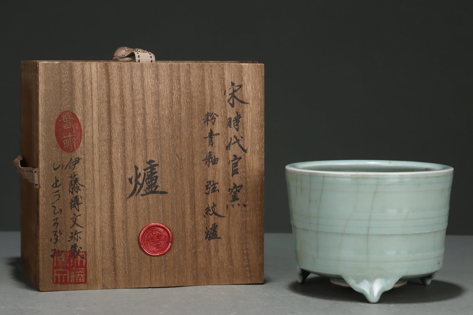 An Exquisite Guan yao Celadon Glazed Tripod Censer: An Exquisite Guan yao Celadon Glazed Tripod Censer,Song Dynasty,China,Size:3.7inx4.9in 官窑粉青釉三足香炉,中国宋代