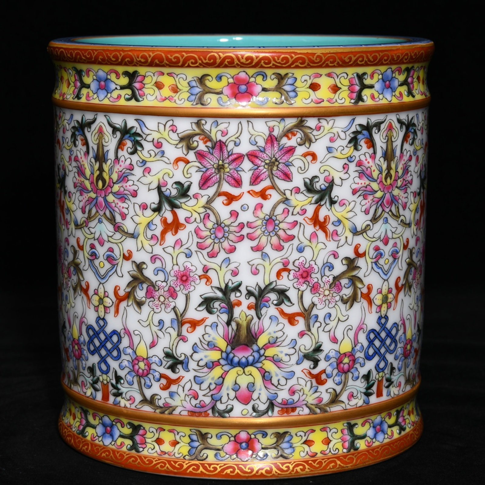 An Exquisite Famille-Rose Lotus Pattern Brush Pot: An Exquisite Famille-Rose Lotus Pattern Brush Pot,Qing Dynasty,China,Qianlong Six-character Mark,Size:5.7inx5.4in 粉彩缠枝莲纹笔筒,中国ę