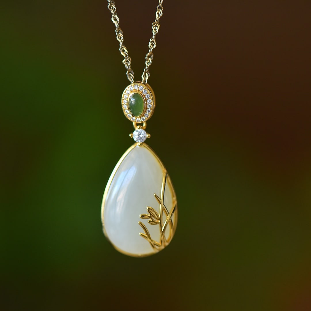 An Exquisite Sterling Silver-Gold Plated Inlaid White Jade Pendant: An Exquisite Sterling Silver-Gold Plated Inlaid White Jade Pendant,Size:0.6inx0.9in 纯银镀金镶白玉吊坠