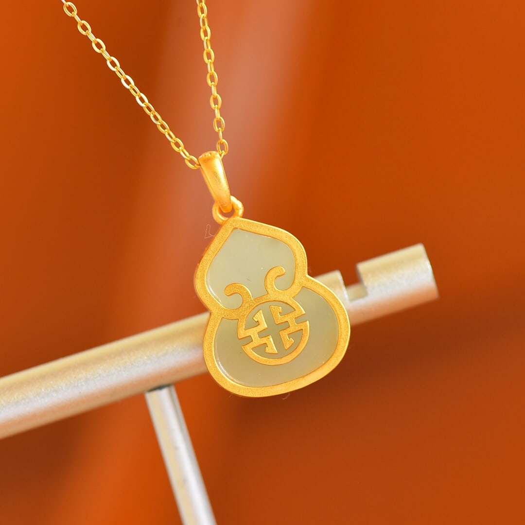 An Exquisite Sterling Silver-Gold Plated Inlaid White Jade Necklace: An Exquisite Sterling Silver-Gold Plated Inlaid White Jade Necklace,Size:0.5inx0.7in 纯银镀金镶白玉项链