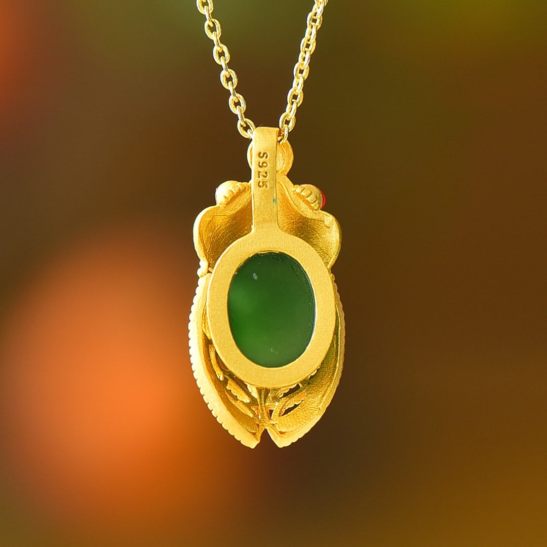 An Exquisite Sterling Silver-Gold Plated Inlaid Jasper Pendant: An Exquisite Sterling Silver-Gold Plated Inlaid Jasper Pendant 纯银镀金镶碧玉吊坠