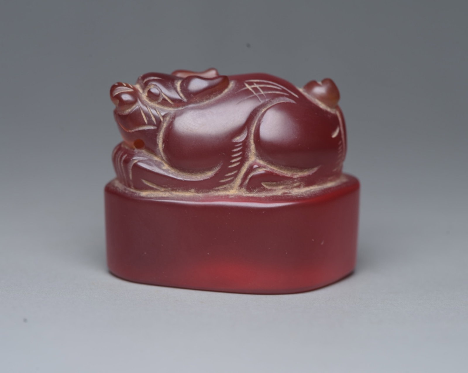 An Exquisite Agate Beast Seal: An Exquisite Agate Beast Seal,Qing Dynasty,China,Size:1.8inx1.4inx1.2in,Weight:160g 玛瑙兽印章,中国清代