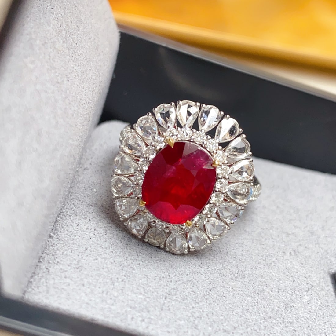 A Exquisite 18k Gold Inlaid 3.05ct Natural Ruby and 1.560ct Diamond Ring: A Exquisite 18k Gold Inlaid 3.05ct Natural Ruby and 1.560ct Diamond Ring,Total Weight:6.75g 18k金镶 3.05ct 天然红宝石和 1.560ct 钻石戒