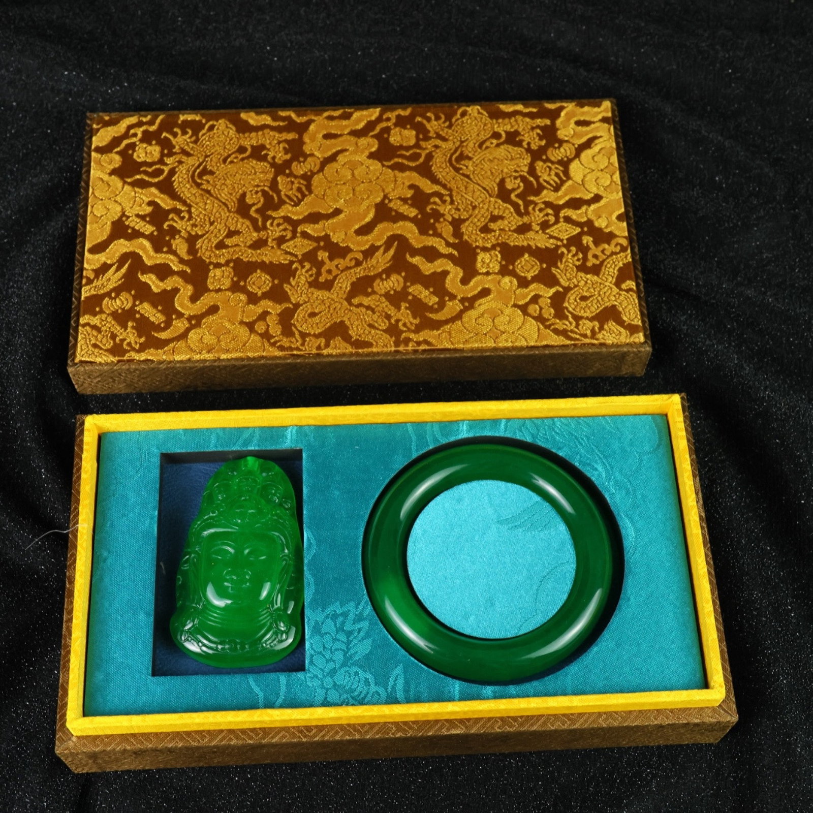 A Set of Fine Jewelry: A Set of Fine Jewelry 一套精美的首饰