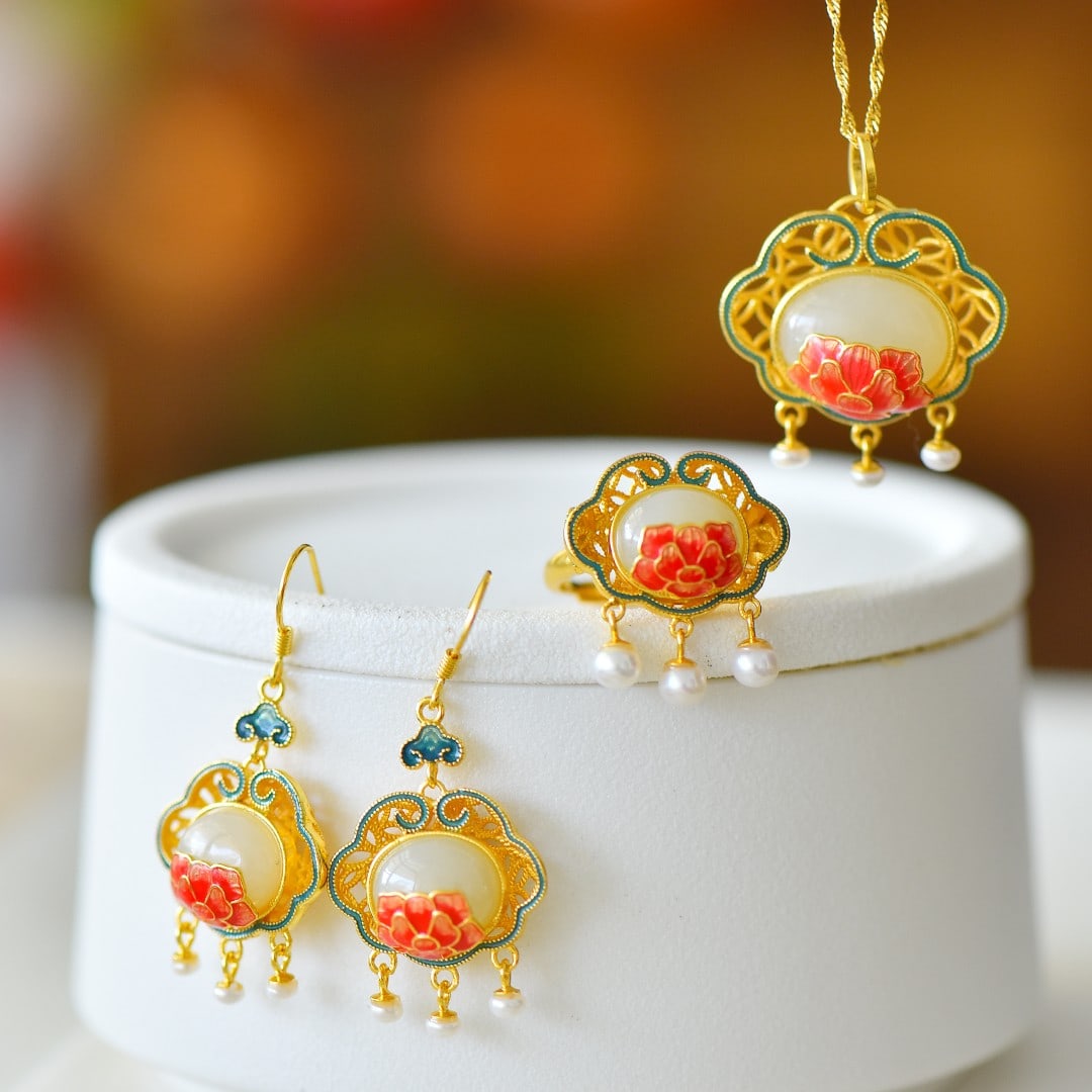 A Set of Fine Sterling Silver-Gold Plated Inlaid White Jade Jewelrys,Inlaid Pearl: A Set of Fine Sterling Silver-Gold Plated Inlaid White Jade Jewelrys,Inlaid Pearl 一套纯银镀金镶白玉首饰,嵌珍珠