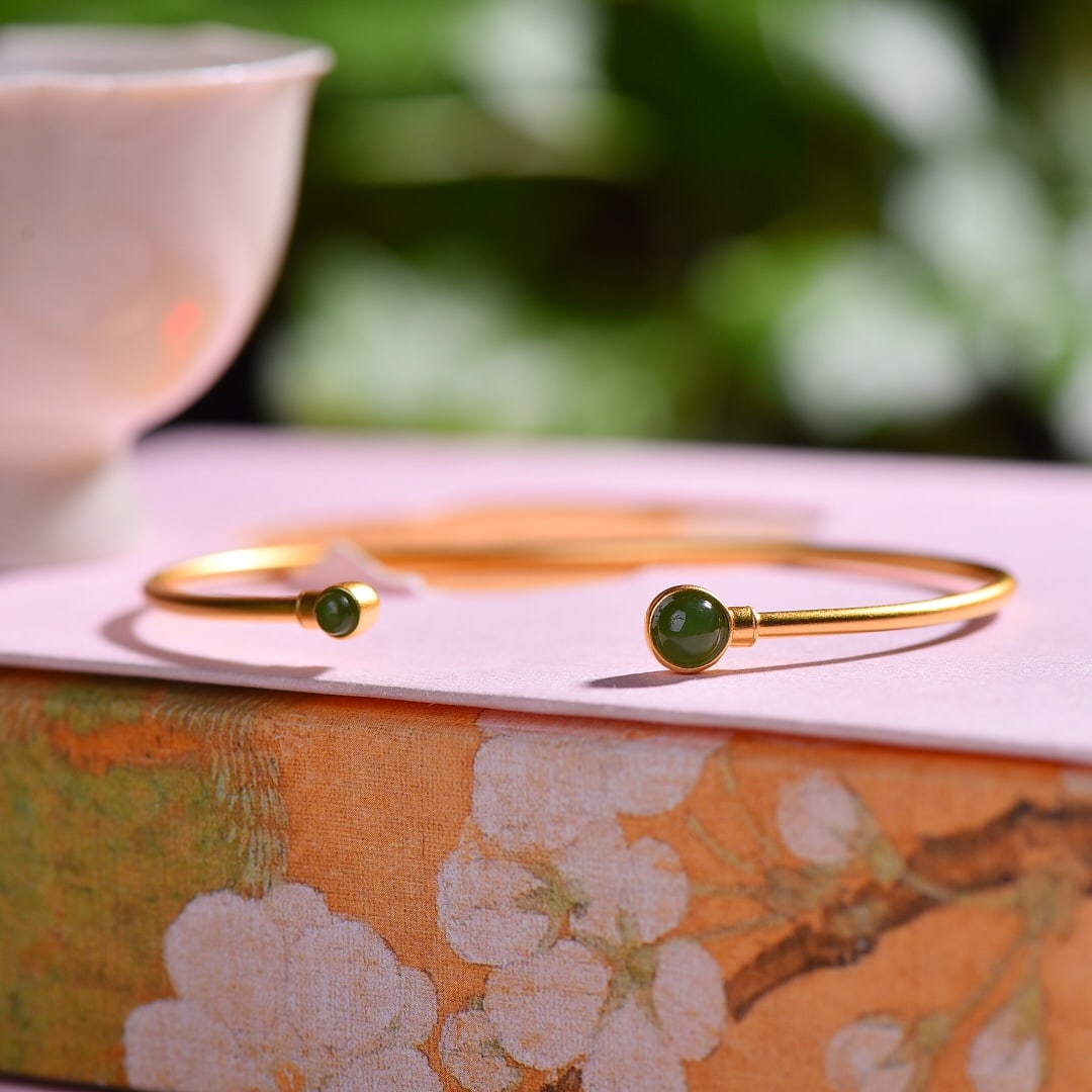 An Exquisite Sterling Silver-Gold Plated Inlaid Jasper Bracelets: An Exquisite Sterling Silver-Gold Plated Inlaid Jasper Bracelets,Size:0.2inx0.2in 纯银镀金镶碧玉手镯