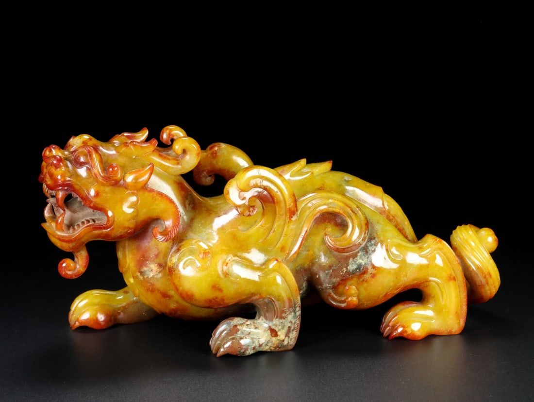 An Exquisite White Jade Dragon Ornament: An Exquisite White Jade Dragon Ornament,Qing Dynasty,China,Size:9.1inx3.7inx4.3in,Weight:2155g 白玉龙摆件,中国清代