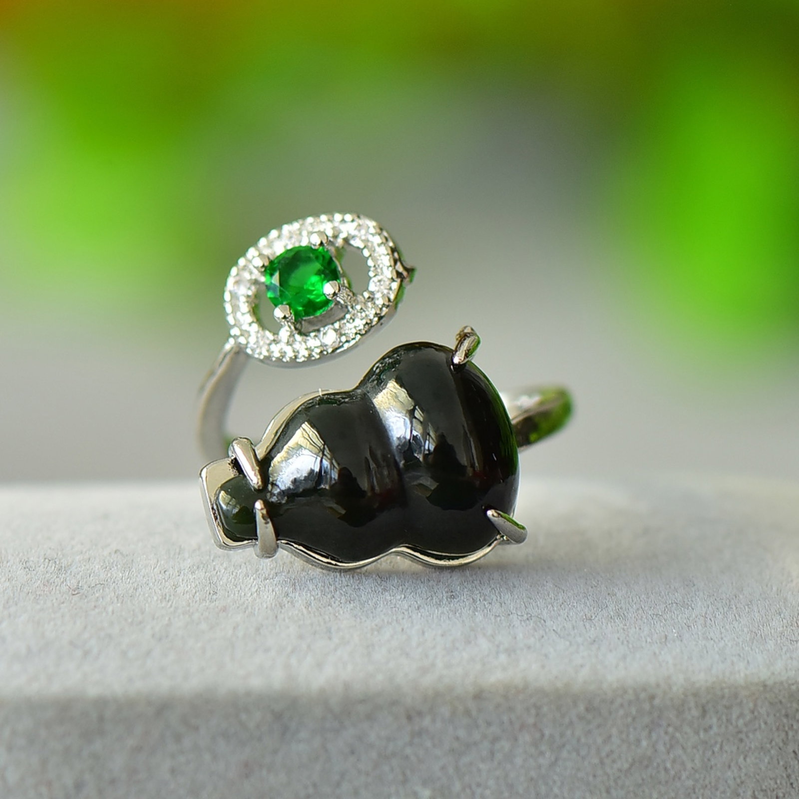 An Exquisite Bronze Inlaid Green Jade Gourd Ring,Inlaid Diamond: An Exquisite Bronze Inlaid Green Jade Gourd Ring,Inlaid Diamond,Size:0.5inx0.6in 铜镶青玉葫芦戒指,嵌钻石