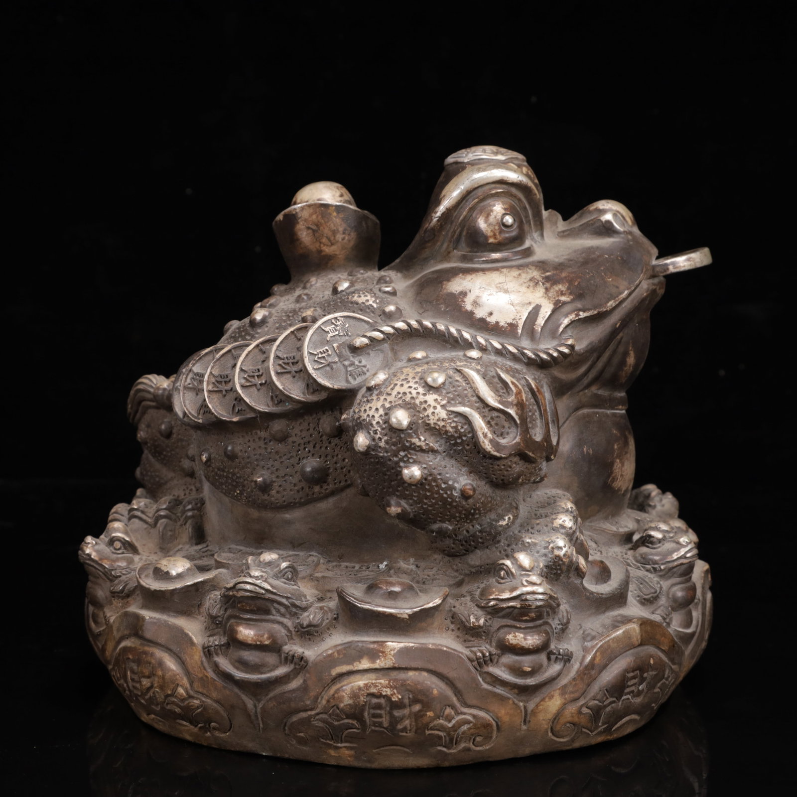 An Exquisite Silver-Plated Bronze Toad Ornament (1 of 14)