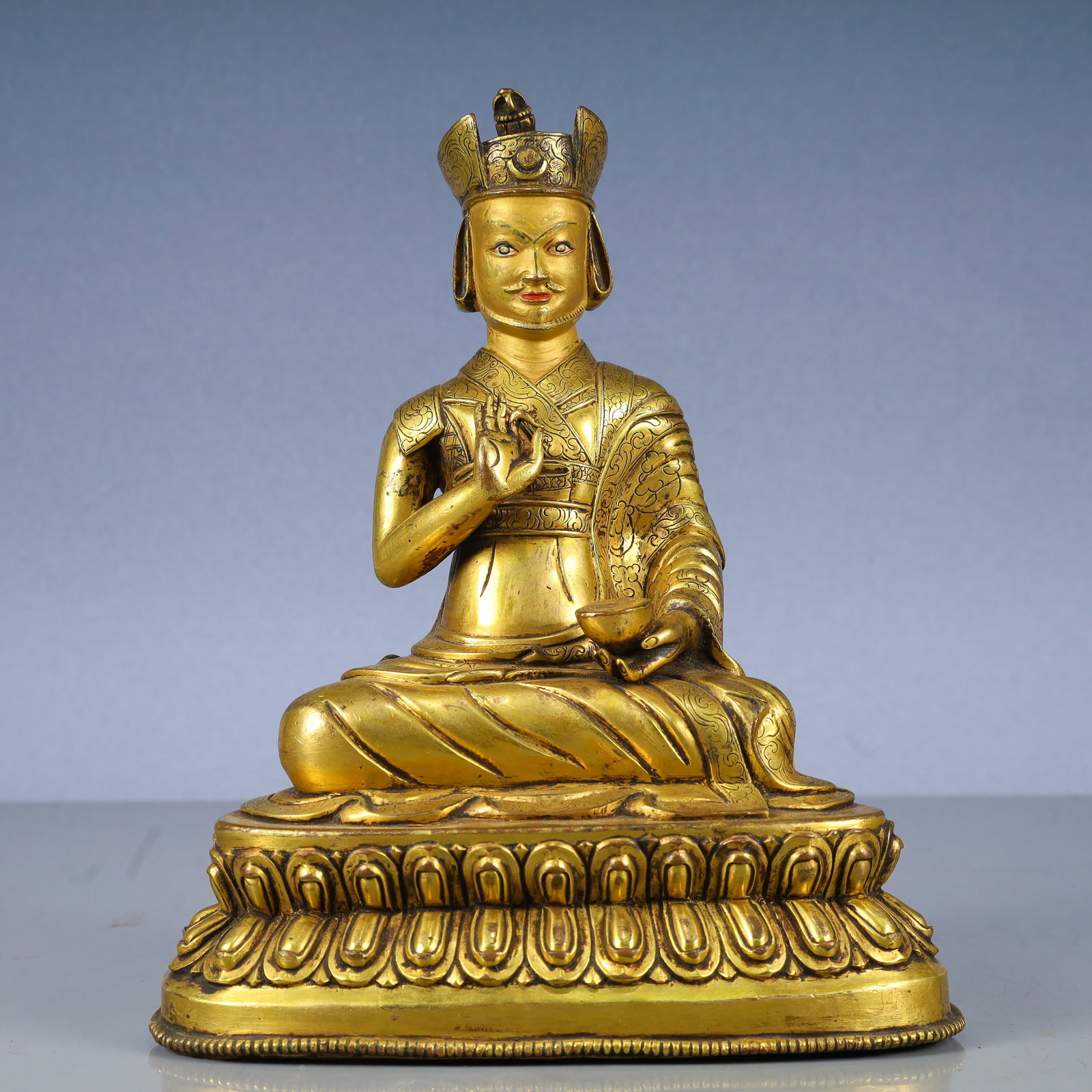 A Solemn Gilt Bronze Buddha Statue: A Solemn Gilt Bronze Buddha Statue,Qing Dynasty, China,Size:7.5inx5.3inx9.4in,Weight:2750g 铜鎏金佛像,中国清代