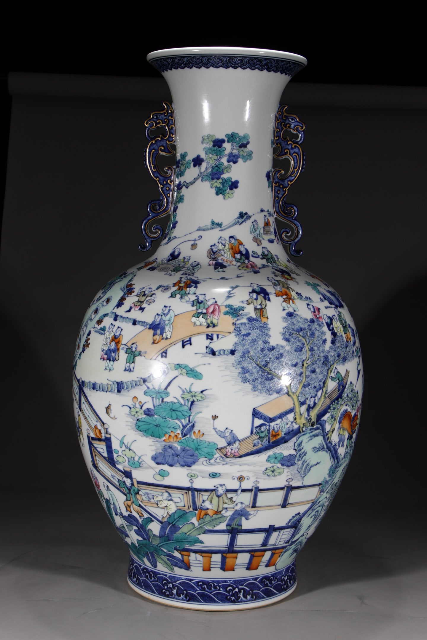 A Huge Blue and White Doucai Painted Gold Figure Pattern Dragon-Ears Vase (1 of 16)