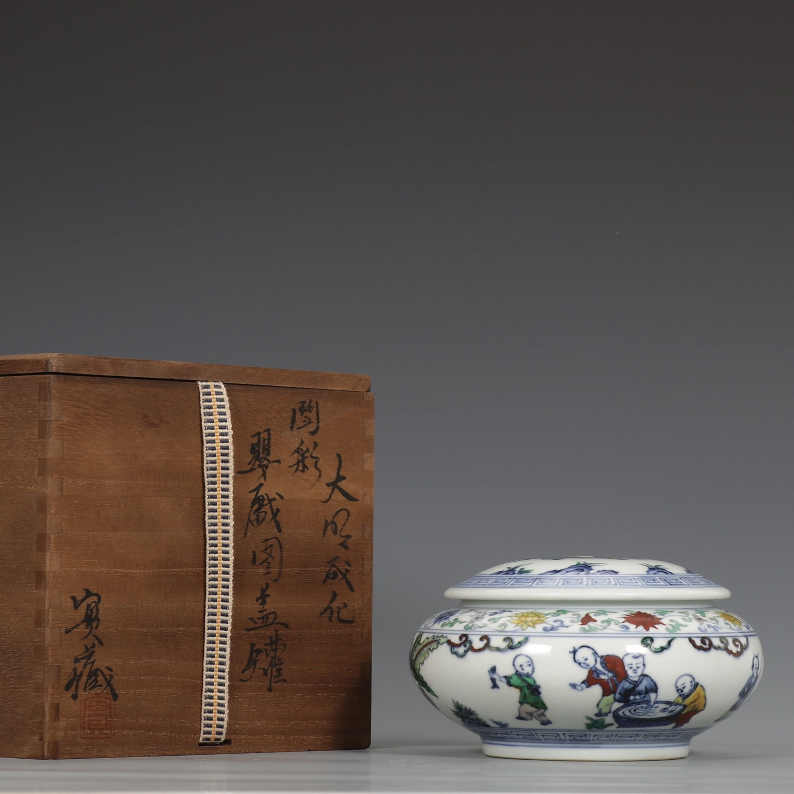 An Exquisite Doucai Character and Story Pattern Jar with Cover: An Exquisite Doucai Character and Story Pattern Jar with Cover,Ming Dynasty,China,Chenghua Six-character Mark,Size:3.5inx6.5in 斗彩人物故事纹盖罐,