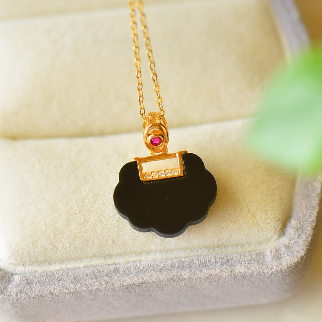 An Exquisite Sterling Silver-Gold Plated Inlaid Black Jade Necklace,Inlaid Diamond: An Exquisite Sterling Silver-Gold Plated Inlaid Black Jade Necklace,Inlaid Diamond,Size:0.7inx0.8in 纯银镀金镶墨玉项链,嵌钻石