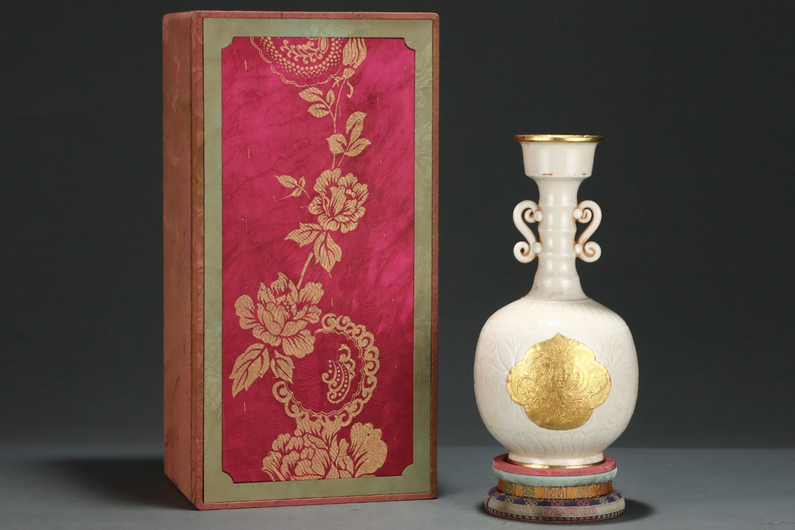 An Exquisite Ding yao White Glazed Phoenix Pattern Double-Ears Vase: An Exquisite Ding yao White Glazed Phoenix Pattern Double-Ears Vase,Size:10.9inx5.4in,Song Dynasty,China 定窑白釉凤纹双耳瓶,中国ध