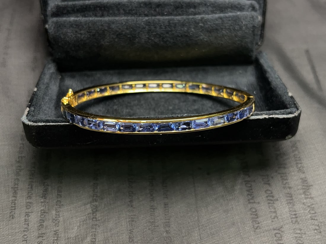 A Exquisite 18k Gold Inlaid 11.95ct Natural Sapphire Bracelets: A Exquisite 18k Gold Inlaid 11.95ct Natural Sapphire Bracelets,Total Weight:8.21g 18k金镶 11.95ct 天然蓝宝石手镯