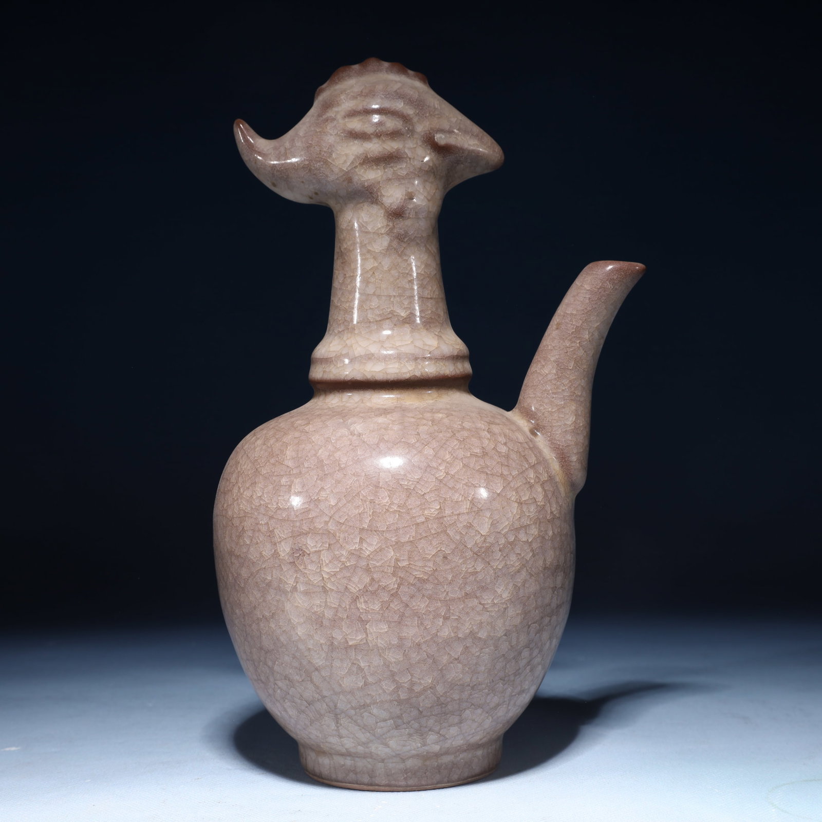 An Exquisite Guan yao Pot: An Exquisite Guan yao Pot Guan yao Pot,Song Dynasty,China,Size:5.9inx4.7inx10.6in,Weight:850g 官窑壶,中国宋代