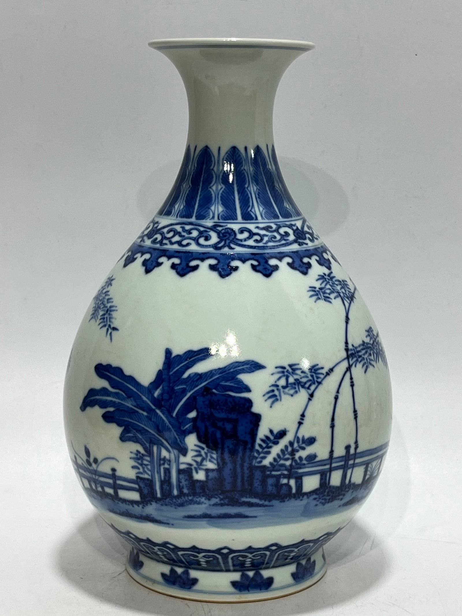 An Exquisite Blue and White Banana Leaf and Bamboo Pattern Vase: An Exquisite Blue and White Banana Leaf and Bamboo Pattern Vase,Qing Dynasty,China,Tongzhi Six-character Mark,Size:11.6in 青花芭蕉叶竹纹瓶,中Þ