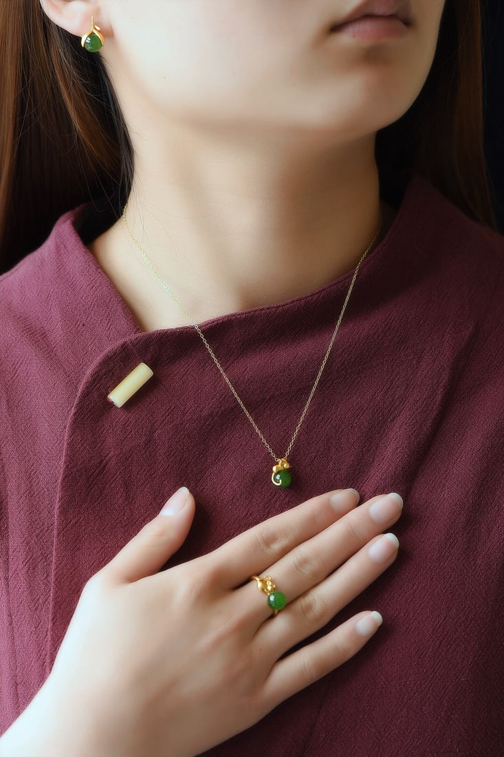 A Set of Fine Sterling Silver-Gold Plated Inlaid Jasper Jewelrys: A Set of Fine Sterling Silver-Gold Plated Inlaid Jasper Jewelrys,Size:(Pendant)0.3in,(Earrings)0.3in,(Ring)0.3in 一套纯银镀金镶碧玉首饰