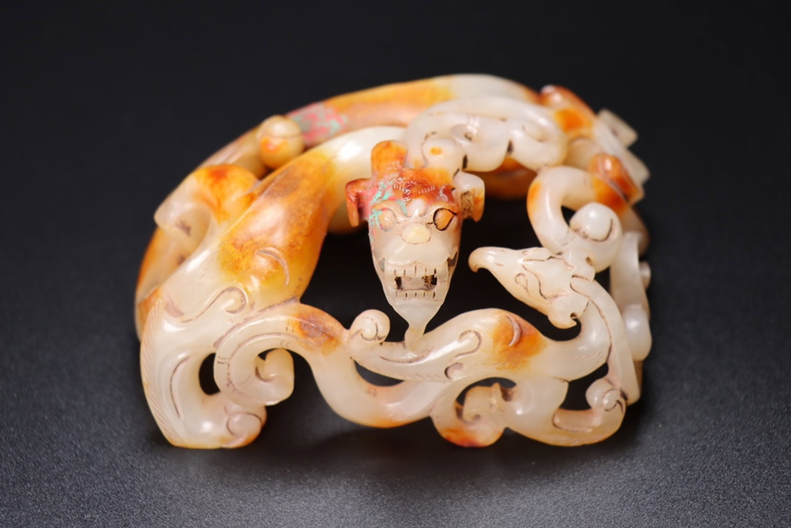 An Exquisite White Jade Dragon Ornament: An Exquisite White Jade Dragon Ornament,Qing Dynasty, China,Size:3.9inx3.1inx2.1in,Weight:227g 白玉龙摆件,中国清代
