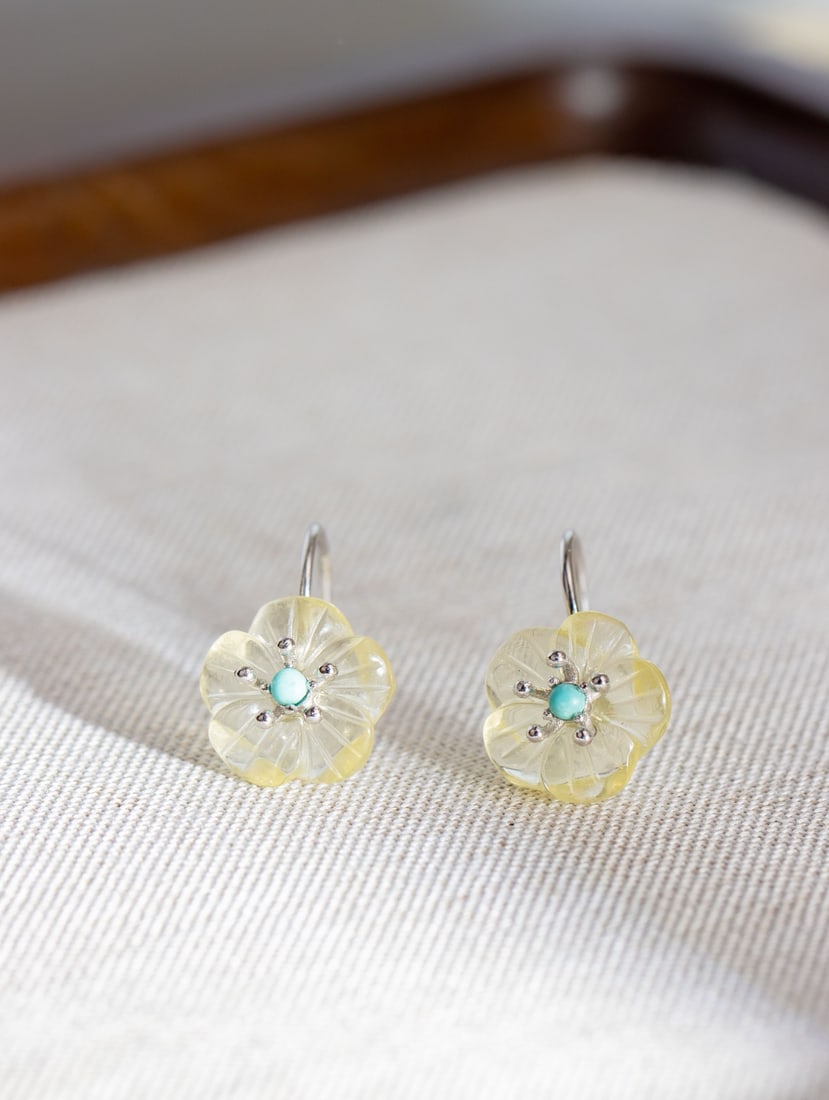 A Pair of Exquisite Sterling Silver Inlaid Crystal Earrings, Inlaid Turquoise: A Pair of Exquisite Sterling Silver Inlaid Crystal Earrings, Inlaid Turquoise 一对纯银镶水晶耳环,嵌绿松石