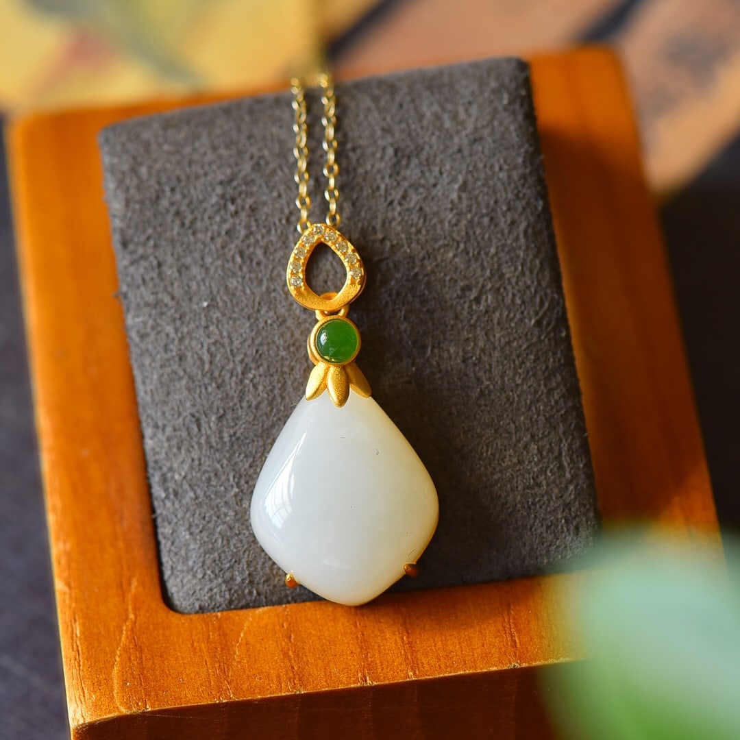 An Exquisite Sterling Silver-Gold Plated Inlaid White Jade Necklace,Inlaid Diamond: An Exquisite Sterling Silver-Gold Plated Inlaid White Jade Necklace,Inlaid Diamond,Size:0.6inx1.2in 纯银镀金镶白玉项链,嵌钻石