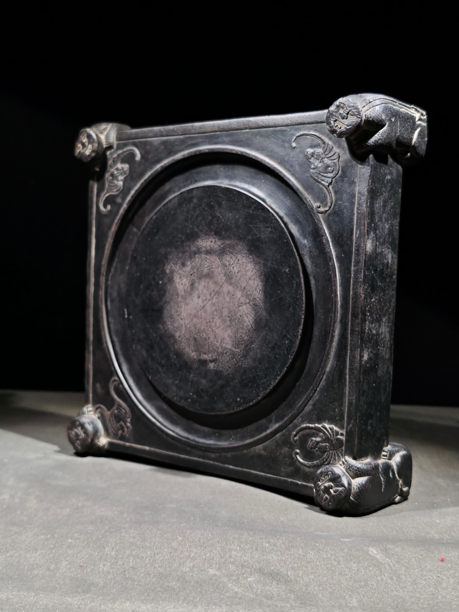 An Exquisite Bats Pattern Four Legs Inkstone: An Exquisite Bats Pattern Four Legs Inkstone,Qing Dynasty, China,Yin Shubai Mark,Size:(Inkstone)10inx10.2inx3.2in 蝙蝠纹四足砚台,中国清É