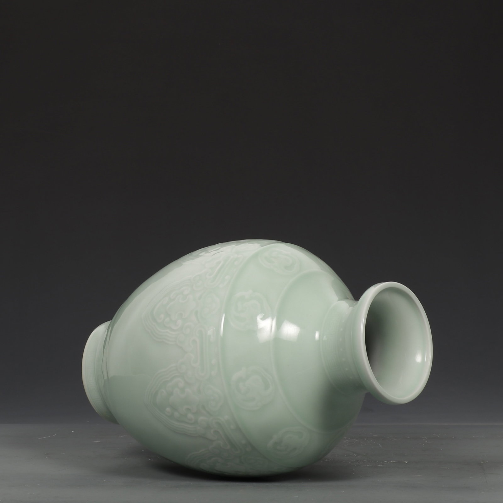 An Exquisite Celadon Glazed Auspicious Cloud Pattern Vase - 7