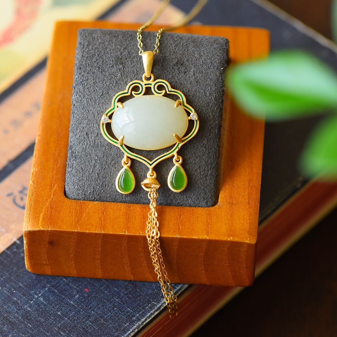 An Exquisite Sterling Silver-Gold Plated Inlaid White Jade Necklace,Inlaid Diamond: An Exquisite Sterling Silver-Gold Plated Inlaid White Jade Necklace,Inlaid Diamond,Size:0.9inx2.8in 纯银镀金镶白玉项链,嵌钻石