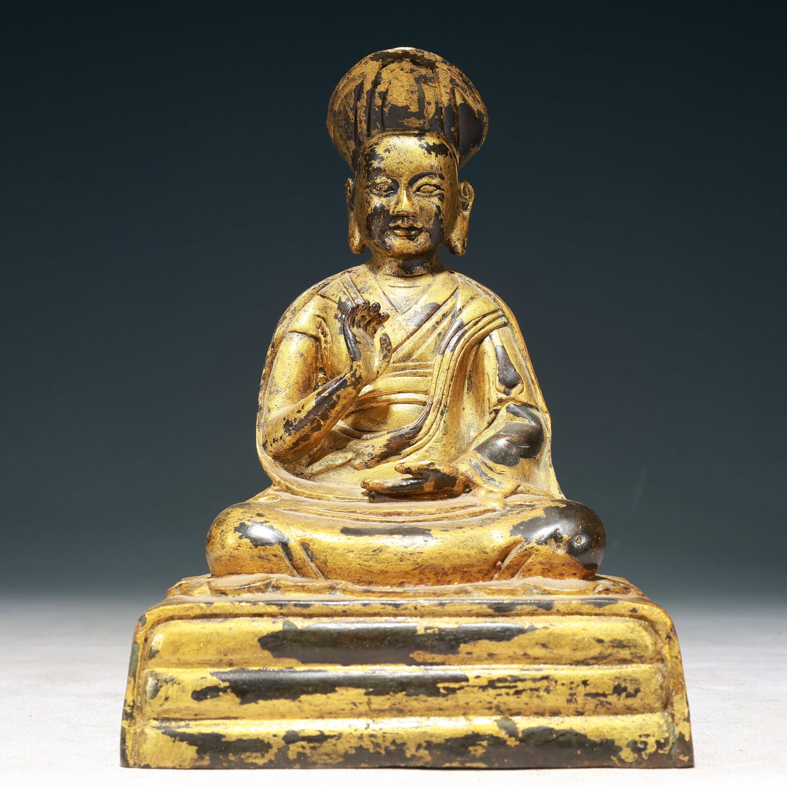 A Solemn Gilt Bronze Buddha Statue: A Solemn Gilt Bronze Buddha Statue,Qing Dynasty,China,Size:5.9inx3.5inx7.9in,Weight:2550g 铜鎏金佛像,中国清代