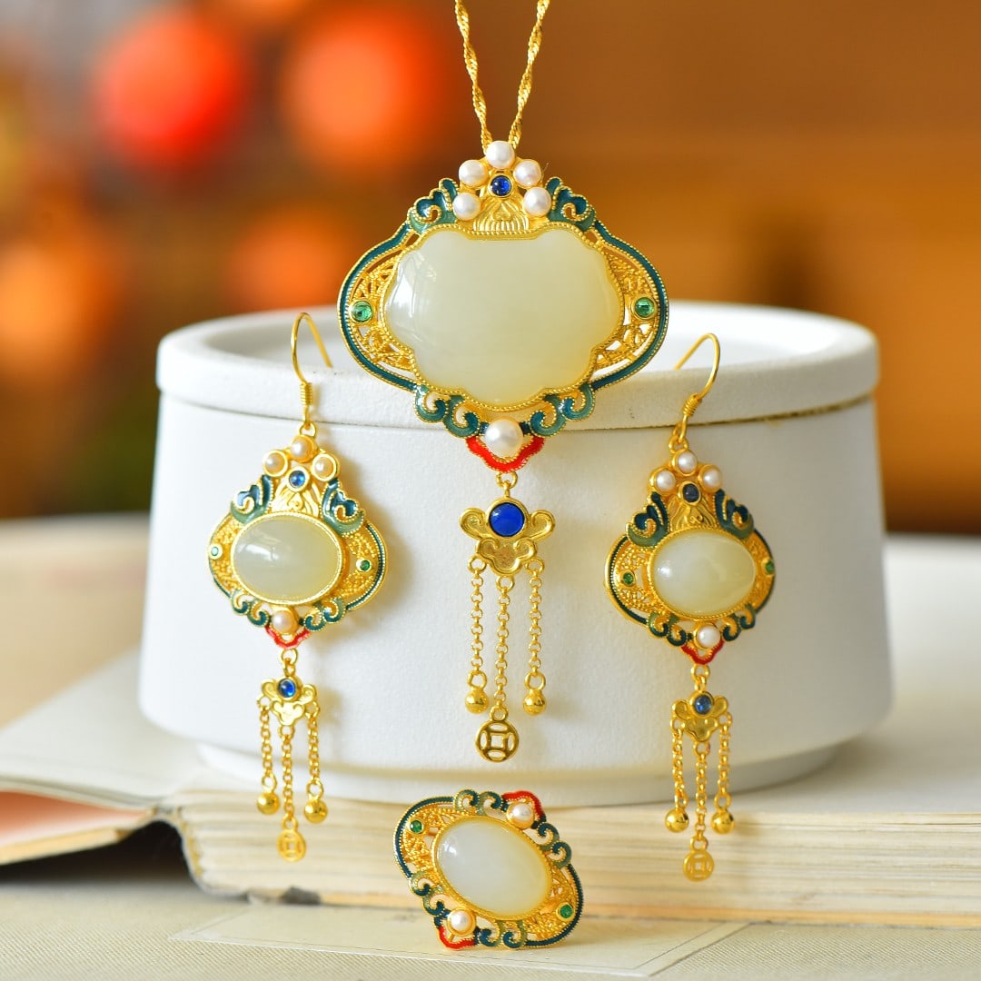 A Set of Fine Sterling Silver-Gold Plated Inlaid White Jade Jewelrys,Inlaid Pearl: A Set of Fine Sterling Silver-Gold Plated Inlaid White Jade Jewelrys,Inlaid Pearl 一套纯银镀金镶白玉首饰,嵌珍珠