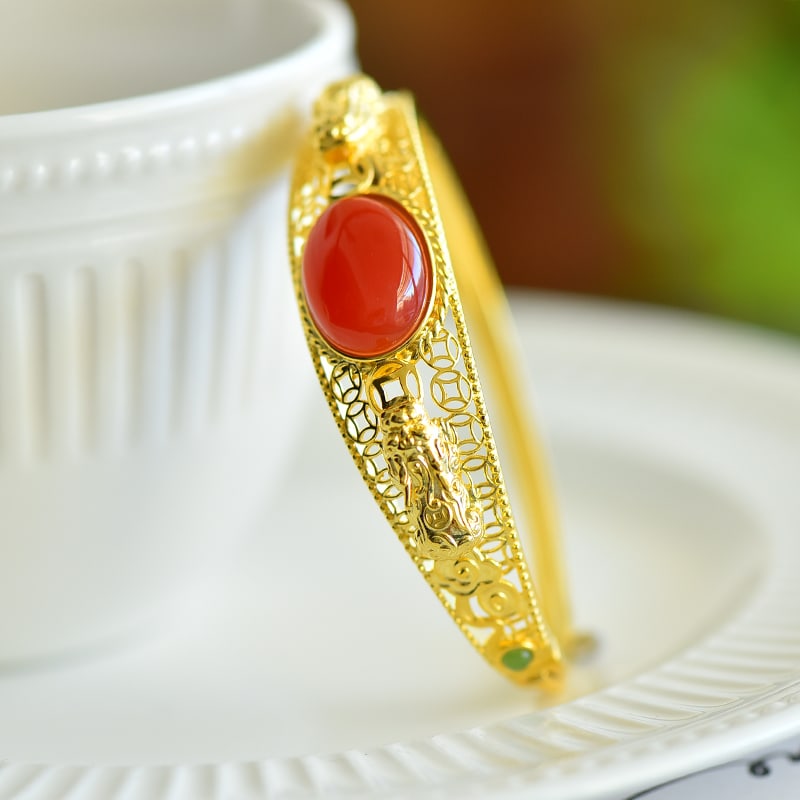 An Exquisite Sterling Silver-Gold Plated Inlaid Agate Bracelets: An Exquisite Sterling Silver-Gold Plated Inlaid Agate Bracelets,Size:0.5inx0.7in 纯银镀金镶玛瑙手镯