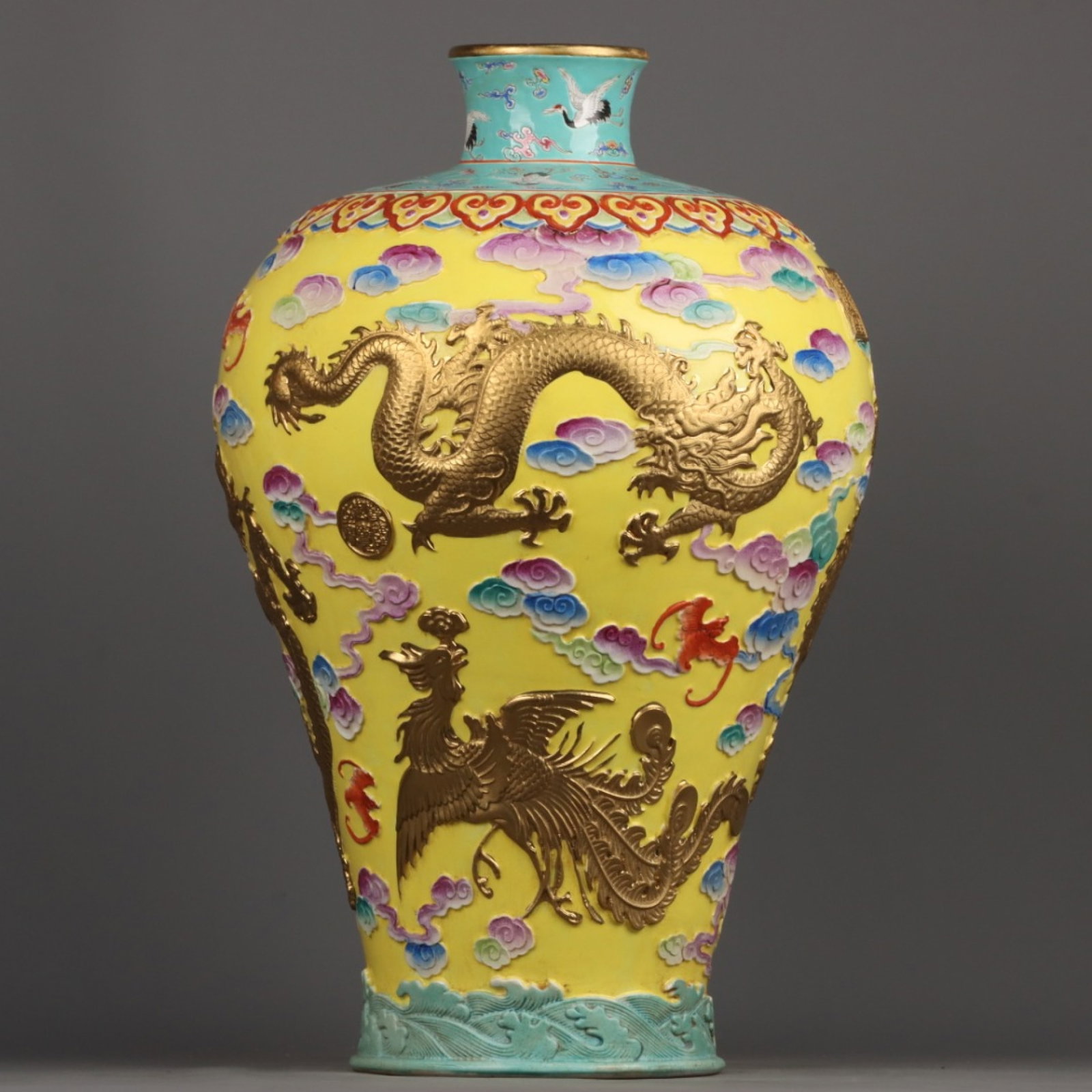 A Huge Enamel Gilt Auspicious Cloud and Dragon Pattern Vase: A Huge Enamel Gilt Auspicious Cloud and Dragon Pattern Vase,Qing Dynasty,China,Qianlong Six-character Mark,Size:18.5inx11in 珐琅彩鎏金祥云龙纹