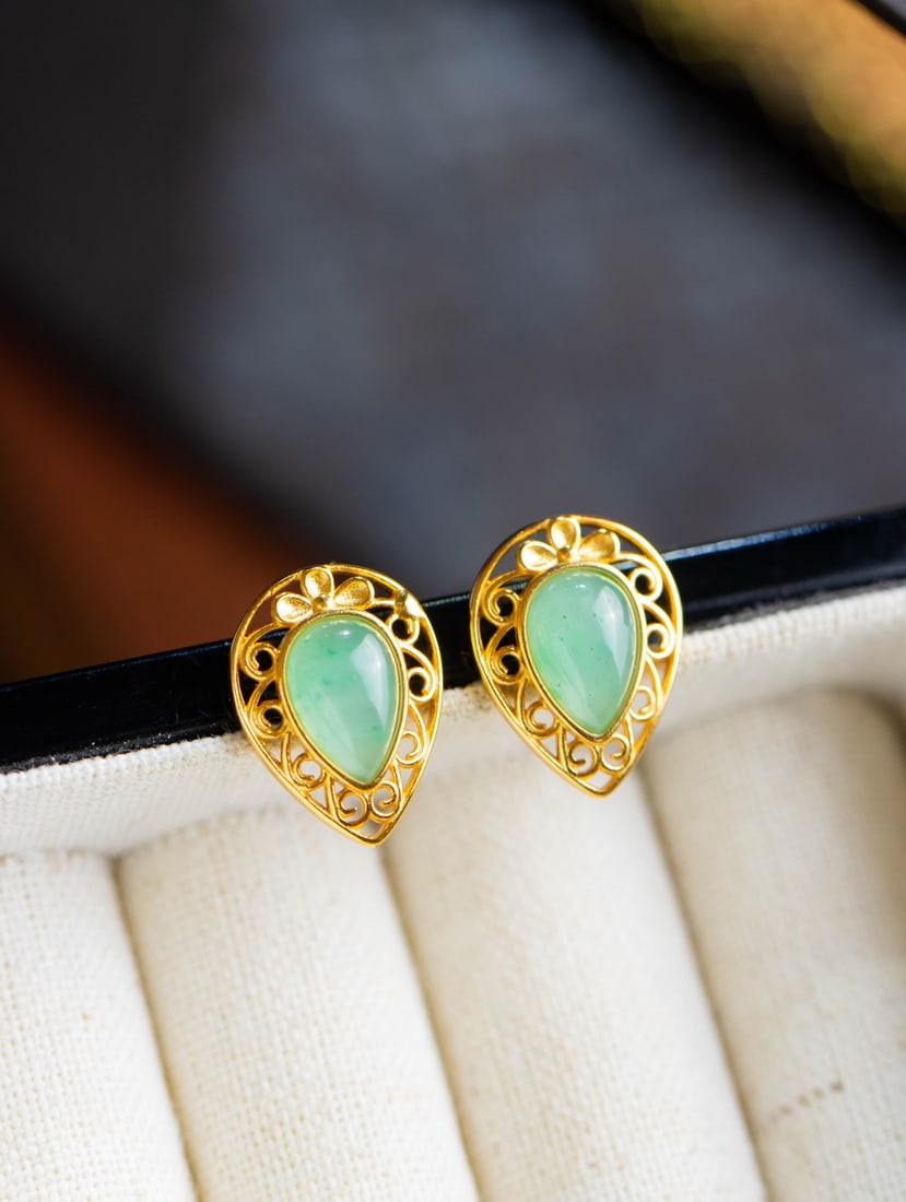 A Pair of Exquisite Sterling Silver-Gold Plated Inlaid Jadeite Earrings: A Pair of Exquisite Sterling Silver-Gold Plated Inlaid Jadeite Earrings 一对纯银镀金镶翡翠耳钉