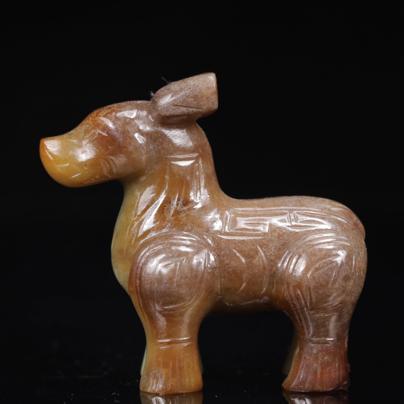 An Exquisite Gaogu Jade Auspicious Beast Ornament: An Exquisite Gaogu Jade Auspicious Beast Ornament,Qing Dynasty,China,Size:2.4inx2.6in,Weight:114g 高古玉瑞兽摆件,中国清代