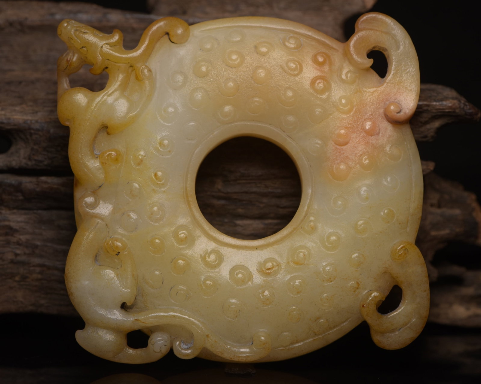 An Exquisite White Jade Dragon Pattern Pendant: An Exquisite White Jade Dragon Pattern Pendant,Qing Dynasty,China,Size:3.3inx3.1inx0.6in,Weight:183g 白玉龙纹挂件,中国清代