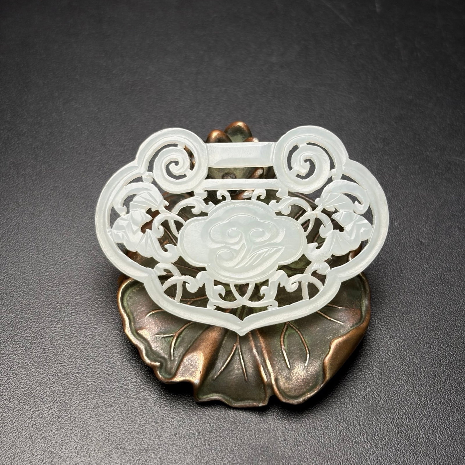 An Exquisite White Jade Hollow Bats Ganoderma lucidum Pattern Pendant: An Exquisite White Jade Hollow Bats Ganoderma lucidum Pattern Pendant,Qing Dynasty,China,Size:2.1inx1.5inx0.1in,Weight:8g