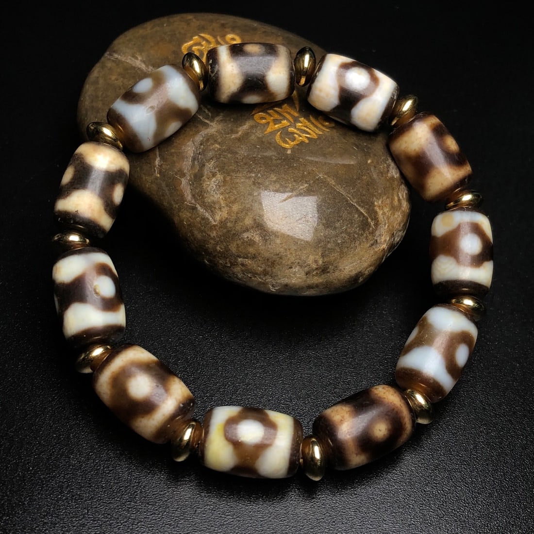 An Exquisite Dzi Bead Bracelet: An Exquisite Dzi Bead Bracelet,Size:0.6inx0.4in*11 天珠手串