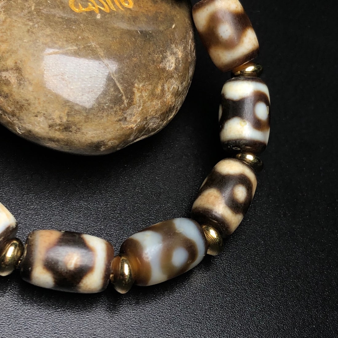 An Exquisite Dzi Bead Bracelet - 8