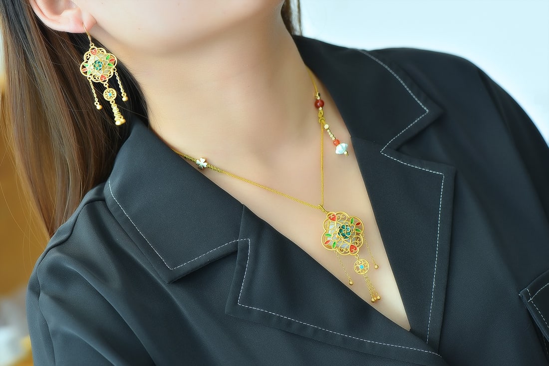 A Set of Fine Sterling Silver-Gold Plated Inlaid White Jade Jewelrys: A Set of Fine Sterling Silver-Gold Plated Inlaid White Jade Jewelrys 一套纯银镀金镶白玉首饰