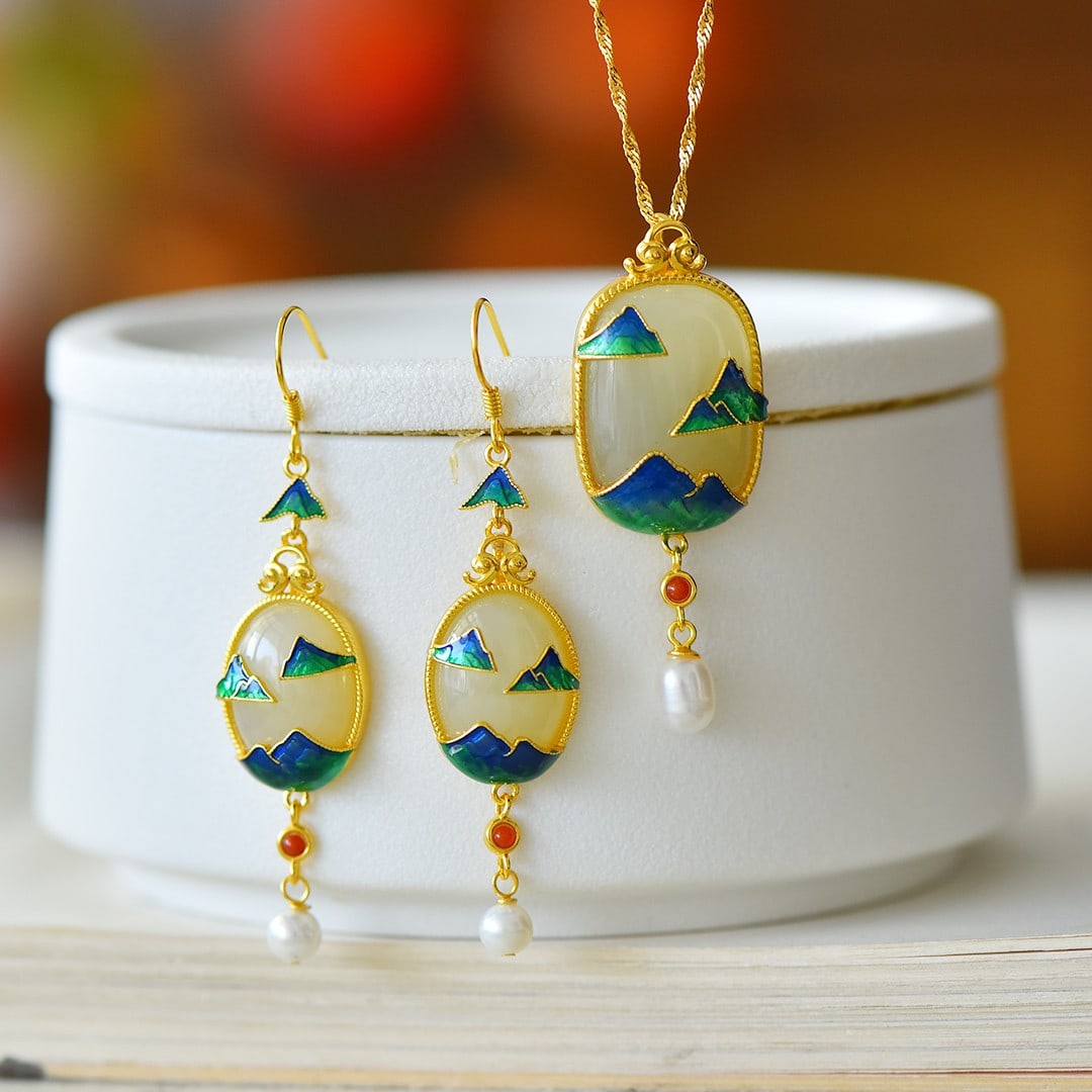 A Set of Fine Sterling Silver-Gold Plated Inlaid White Jade Jewelrys: A Set of Fine Sterling Silver-Gold Plated Inlaid White Jade Jewelrys 一套纯银镀金镶白玉首饰