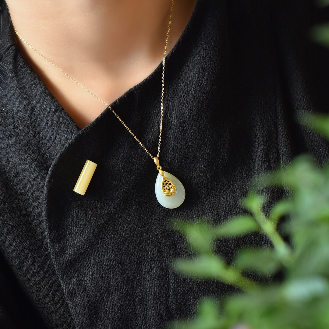 An Exquisite Sterling Silver-Gold Plated Inlaid White Jade Necklace: An Exquisite Sterling Silver-Gold Plated Inlaid White Jade Necklace,Size:0.7inx1in 纯银镀金镶白玉项链