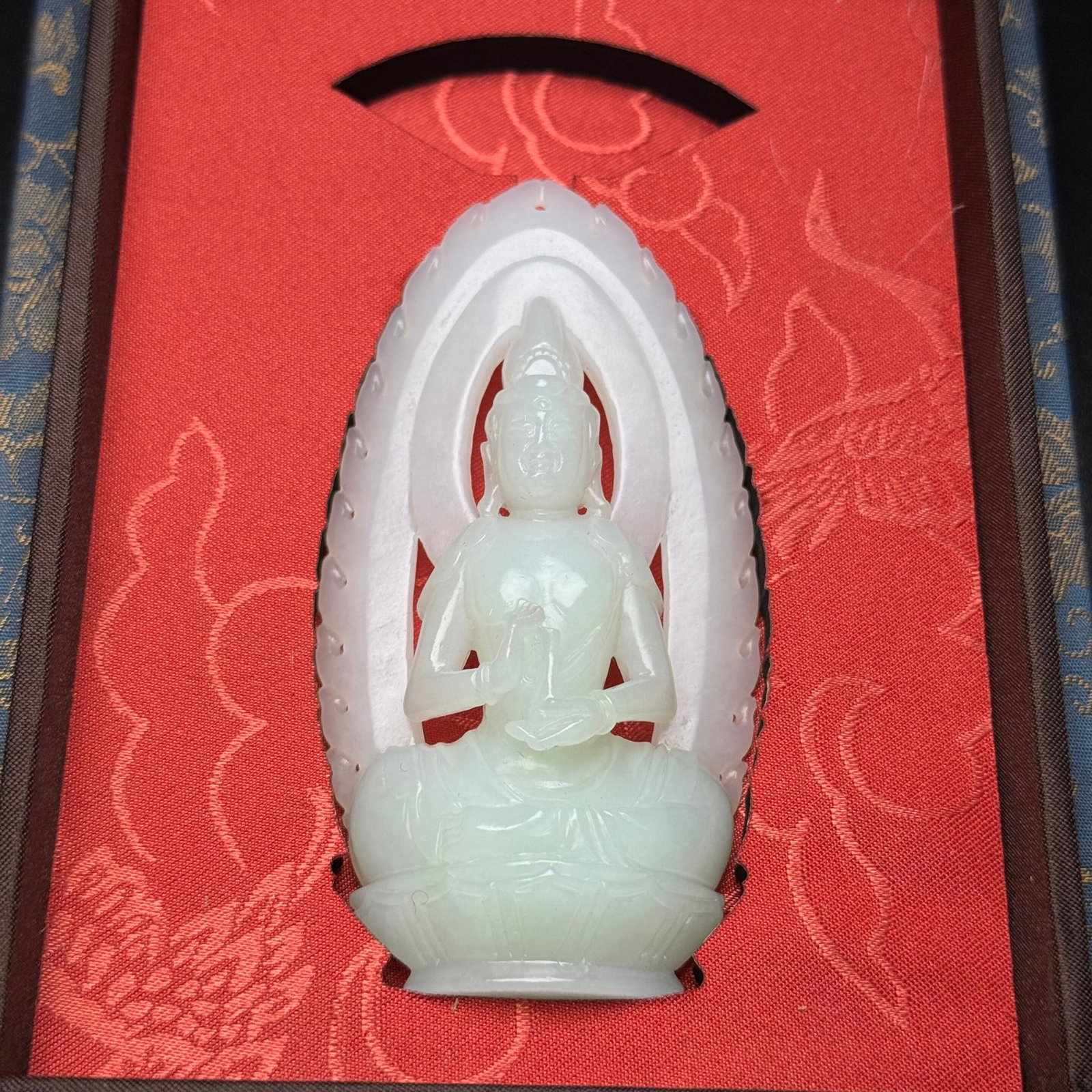 An Exquisite White Jade Statue of Avalokitesvara Ornament: An Exquisite White Jade Statue of Avalokitesvara Ornament,Qing Dynasty,China,Size:3.6inx1.9inx0.6in,Weight:58g 白玉观音像摆件,中国清代