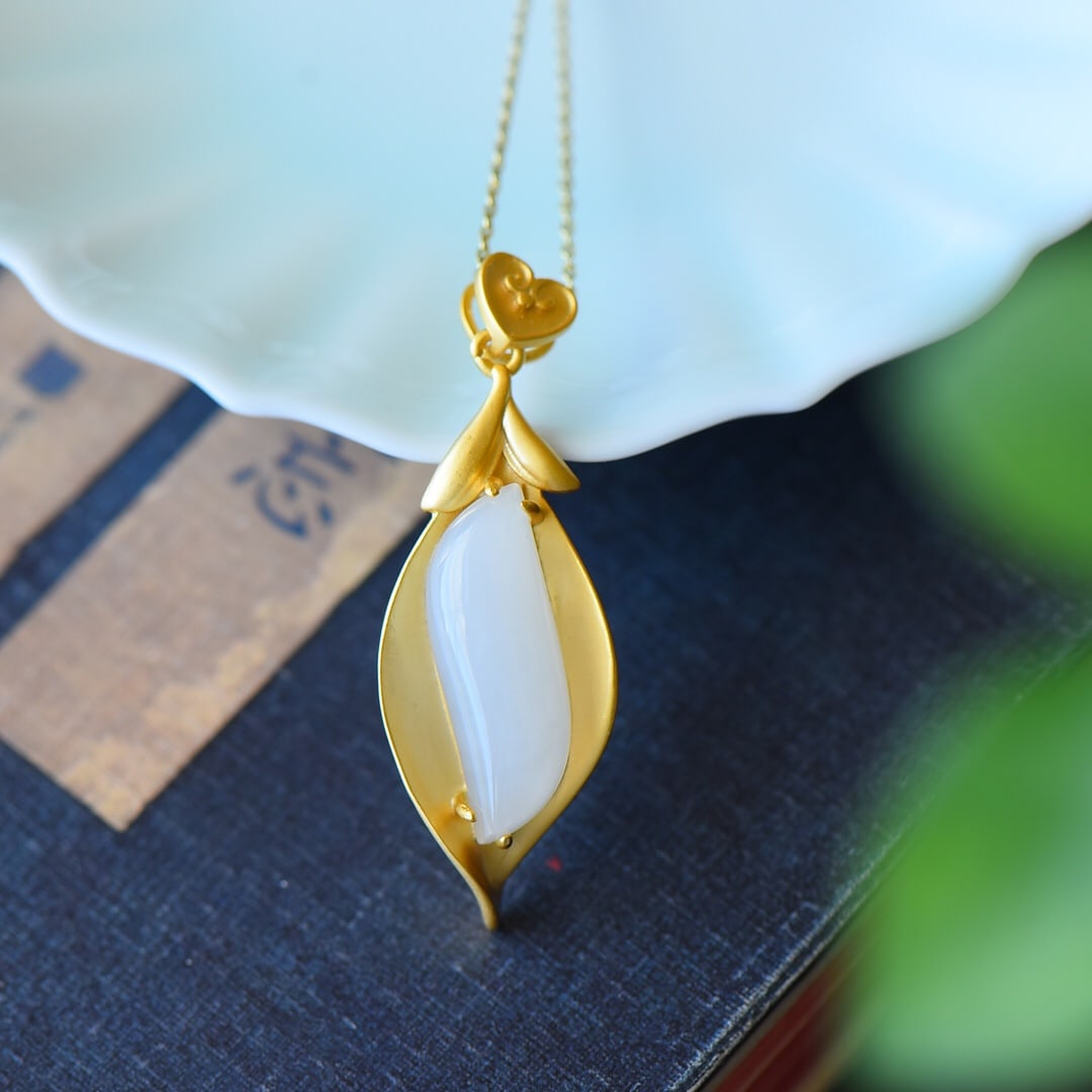 An Exquisite Sterling Silver-Gold Plated Inlaid White Jade Necklace: An Exquisite Sterling Silver-Gold Plated Inlaid White Jade Necklace,Size:0.6inx1.7in 纯银镀金镶白玉项链